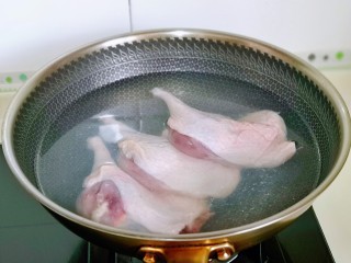 老鸭煲,鸭腿焯水，整只的鸭腿冷水下锅，大火烧开煮2分钟。