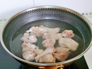老鸭煲,捞出后用食品简单剪小块，再焯水，同样冷水下锅煮2分钟，捞出用温水冲洗干净。