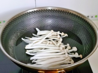 老鸭煲,海鲜菇洗干净后焯水，冷水下锅烧开捞出即可。