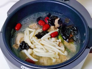 老鸭煲,30分钟后加入海鲜菇，黑木耳，红枣，再启动一次煲汤功能。