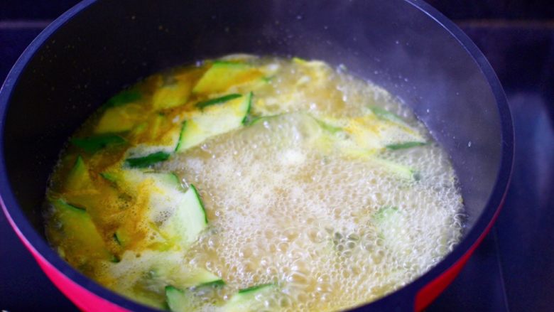 金汤文蛤时蔬酸辣汤,大火煮沸后。
