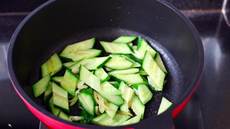 金汤文蛤时蔬酸辣汤,再放入黄瓜片翻炒均匀。