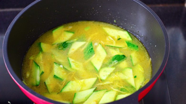 金汤文蛤时蔬酸辣汤,锅中倒入煮文蛤的汤，这样做出来的汤更加鲜美酸爽可口。