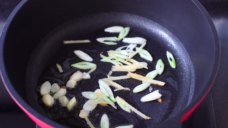 金汤文蛤时蔬酸辣汤,锅中倒入食用油烧热，爆香葱姜蒜。