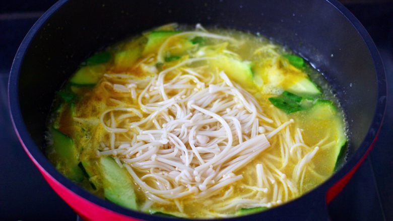 金汤文蛤时蔬酸辣汤,放入焯过水的金针菇。