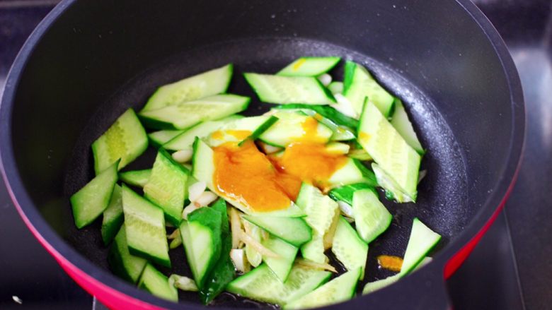 金汤文蛤时蔬酸辣汤,加入酸汤酱，继续翻炒均匀。