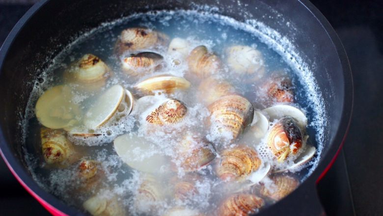 金汤文蛤时蔬酸辣汤,大火煮沸后，看见文蛤张口就关火。