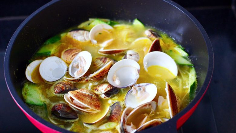 金汤文蛤时蔬酸辣汤,再放入煮熟的文蛤。