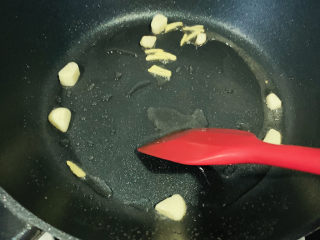 秋葵炒虾仁,锅加食用油，加蒜瓣和姜丝，炒香