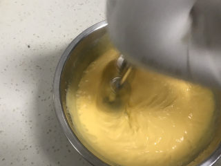 芒果冰淇淋,用电动打蛋器高速打发5分钟