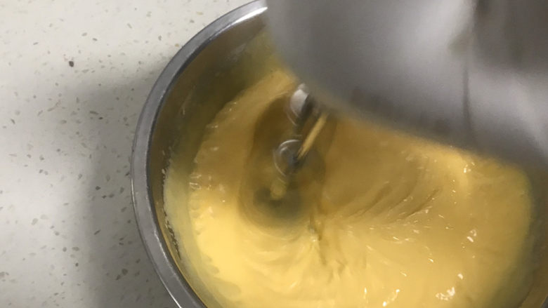 芒果冰淇淋,用电动打蛋器高速打发5分钟