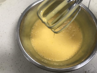 芒果冰淇淋,打发至粘稠的糊状