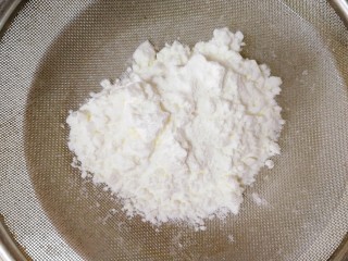 红豆糯米糍,糯米粉和玉米淀粉过筛。