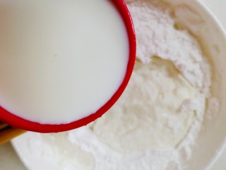红豆糯米糍,倒入纯牛奶，搅拌均匀。
