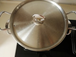 红豆糯米糍,水开放入蒸锅，文火蒸20分钟。