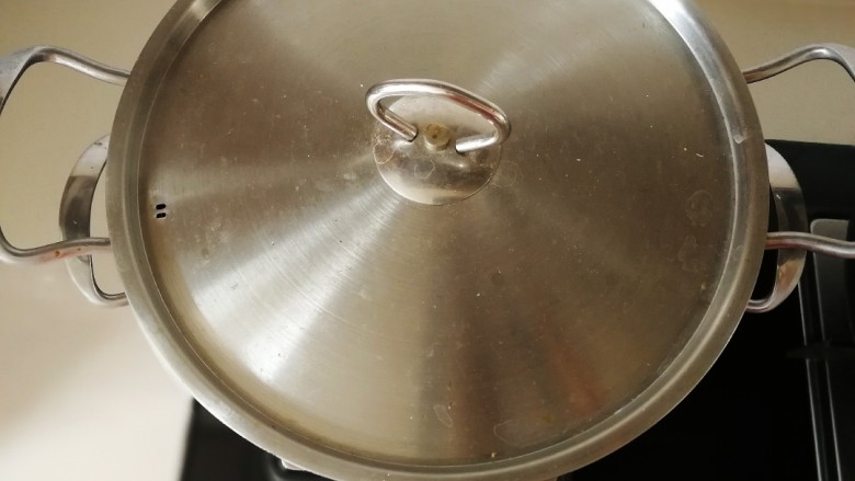 红豆糯米糍,水开放入蒸锅，文火蒸20分钟。