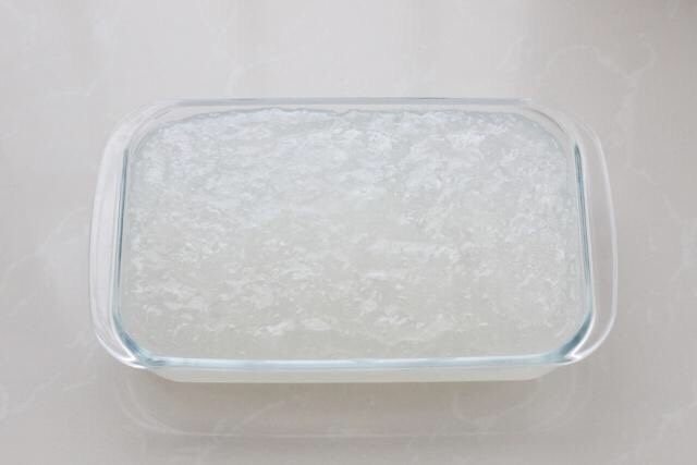 绿豆凉粉,提前准备一个方形容器，没有也可以用大碗。将煮好的淀粉倒入容器中，晾至不烫手后放进冰箱冷藏两个小时以上，如果是冬季气温较低时也可以常温放置定型。