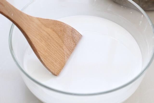 绿豆凉粉,用勺子将绿豆淀粉和清水搅拌均匀，这个步骤是将绿豆淀粉稀释开，一会下锅时就不会成坨了。