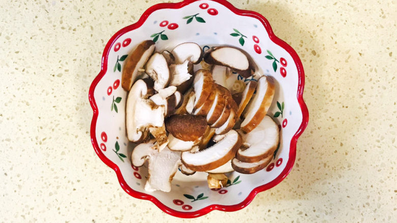香菇炒青菜,全部切好，移至碗里