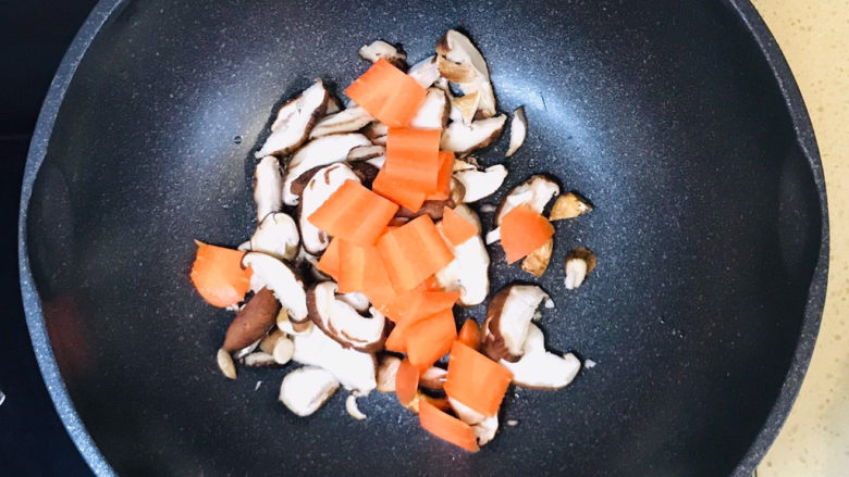 香菇炒青菜,加入胡萝卜片，继续翻炒至断生