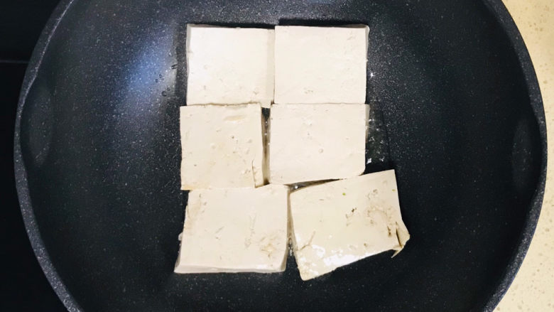 香菇炖豆腐,不粘锅转小火，慢火将豆腐煎至金黄色