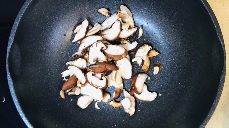 香菇炖豆腐,不粘锅烧热，加油继续烧热，投入香菇片翻炒