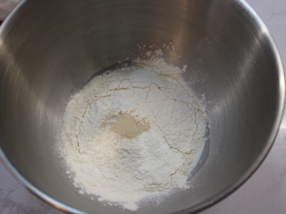 紫薯华夫饼,高筋面粉300g、酵母5g、白糖40g、盐3g、鸡蛋1个、牛奶150g，倒入厨师机中揉面，先揉匀没有生面粉为止。