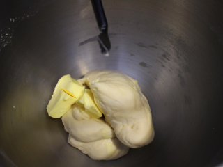 紫薯华夫饼,接着放入黄油，揉出粗膜。做华夫饼用的面团不需要揉出手套膜。