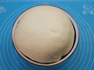 紫薯华夫饼,揉好的面团盖上保鲜膜，室温下发酵2倍大。夏天室温发酵大约50分钟—1小时左右。