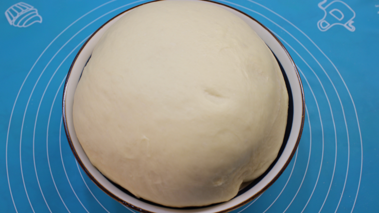 紫薯华夫饼,揉好的面团盖上保鲜膜，室温下发酵2倍大。夏天室温发酵大约50分钟—1小时左右。