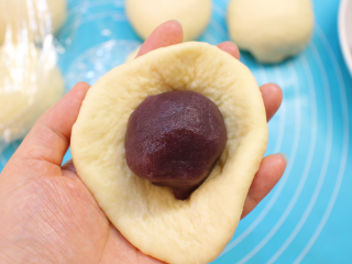 紫薯华夫饼,然后擀成圆饼包上紫薯泥，像包包子一样，收口捏紧搓圆。