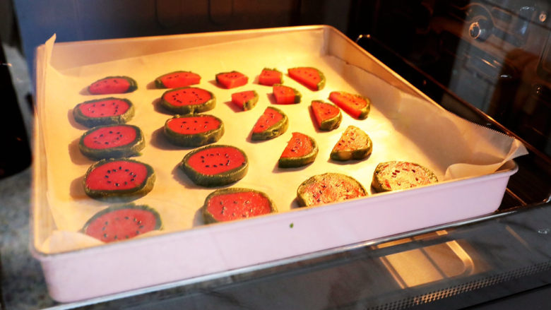 西瓜饼干,放入预热好的烤箱，上下火150度，中层烘烤20分钟左右