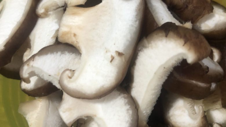 香菇炖豆腐,香菇切片