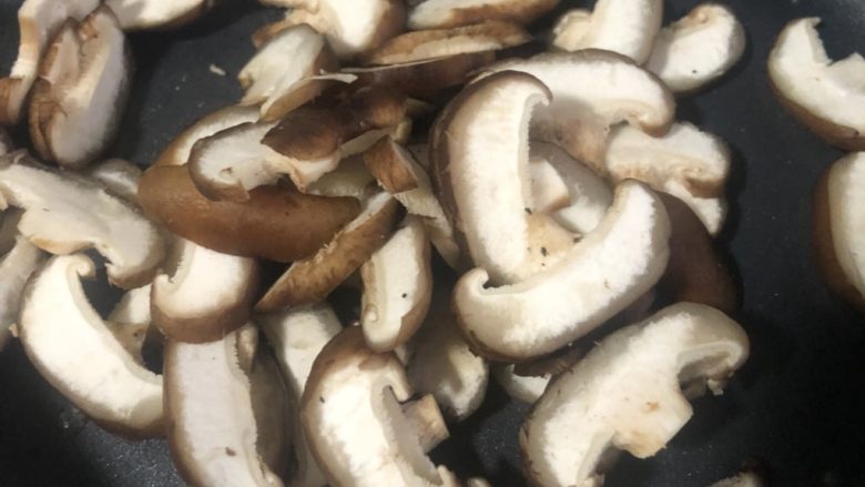 香菇炖豆腐,锅中放入油 再加入香菇