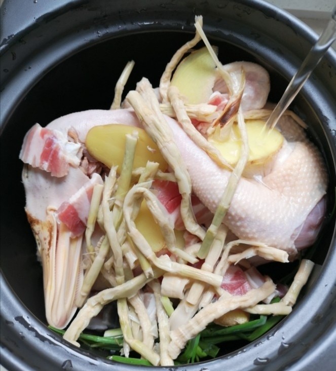 老鸭煲,鸭肉放到砂锅中，笋干，咸肉，姜，葱，一起放进砂锅，加水，水要多一点，最好把鸭子全部浸泡在水中。