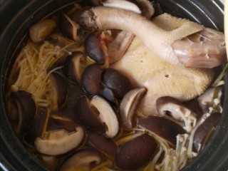老鸭煲,烧到两小时的时候，放入香菇，金针菇，黑木耳
