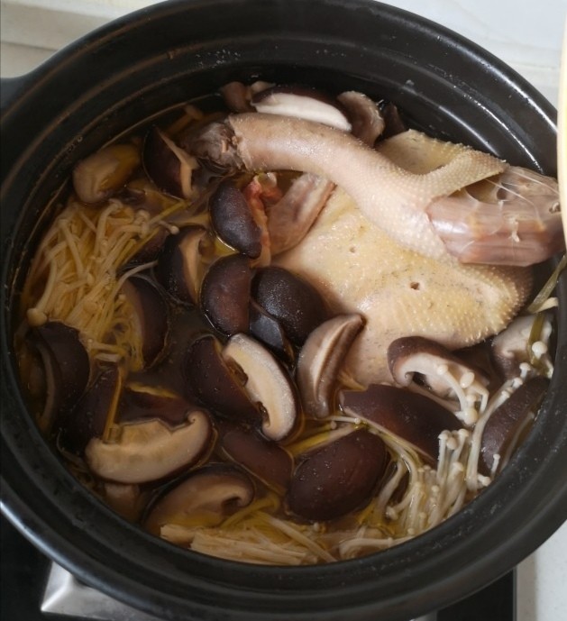 老鸭煲,烧到两小时的时候，放入香菇，金针菇，黑木耳