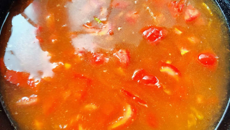 卤面条,番茄切成大小均匀的小块添加适量清水和高汤