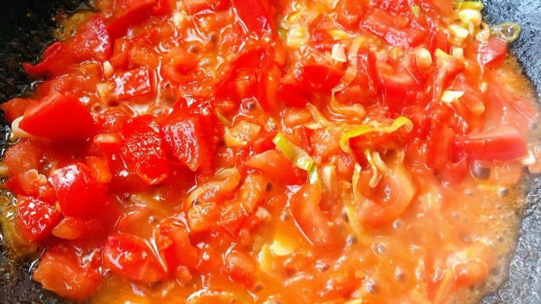 卤面条,番茄炒出浓浓的汤汁