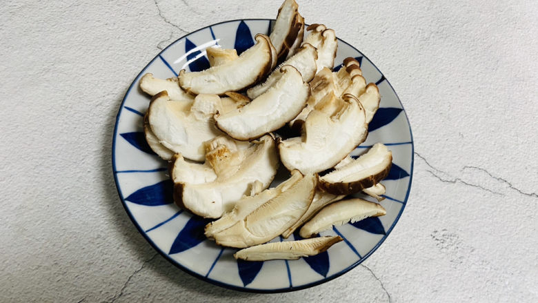香菇炒青菜,香菇洗净切片