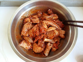 重庆鸡公煲（简易版 ）,倒入鸡块，和调料拌匀，封上保鲜膜腌制2个小时