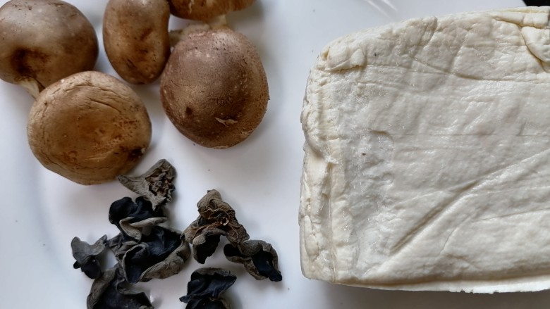 香菇炖豆腐,准备好所需材料