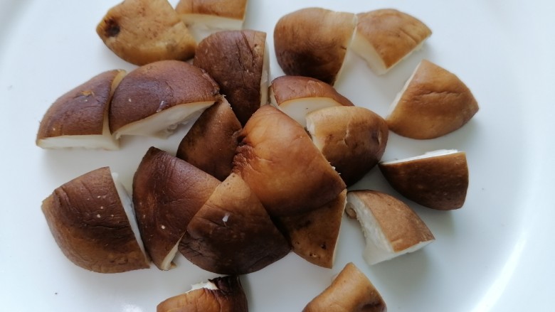 香菇炖豆腐,将香菇切成块状