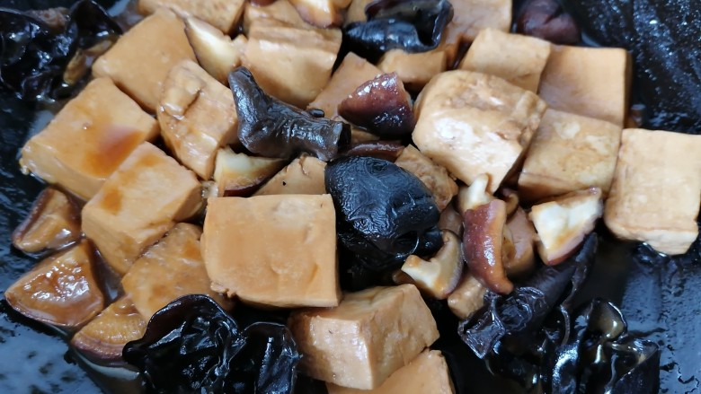 香菇炖豆腐,加少许白糖调味煮至豆腐入味上色即可出锅