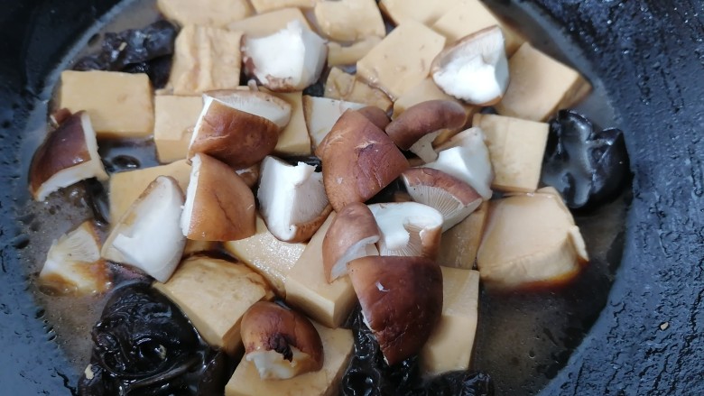 香菇炖豆腐,等汁稍微收干加入香菇一同炖