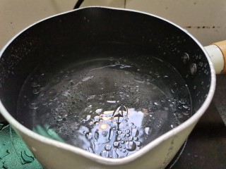 凉拌秋葵,奶锅放入适量的水，滴入数滴食用油