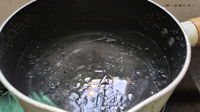 凉拌秋葵,奶锅放入适量的水，滴入数滴食用油