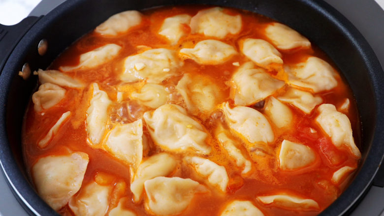 番茄浓汤饺子,煮至饺子浮出水面