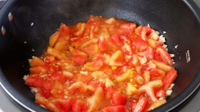 番茄浓汤饺子,翻炒至出汁