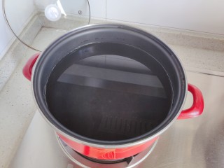 冬瓜猪骨汤,汤锅入适量清水，搁置炉火上